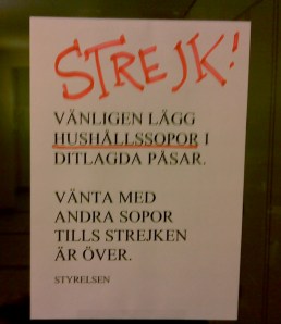 "STRIKE! Please dispose of only household garbage in the supplied plastic bags. Wait with other garbage until the strike is over."