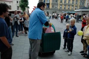 Kids watch in amazement as Dustbot makes a pick-up Kids watch in amazement as Dustbot makes a pick-up