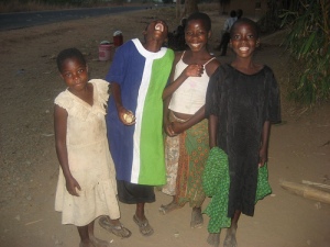 Girls selling water and corn by the roadside in Northern Malawi/Leila Darabi