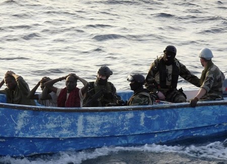 Commandos-from-the-Floreal-French-frigate-arrest-Somali-pirates-image-from-armyrecognition.com_